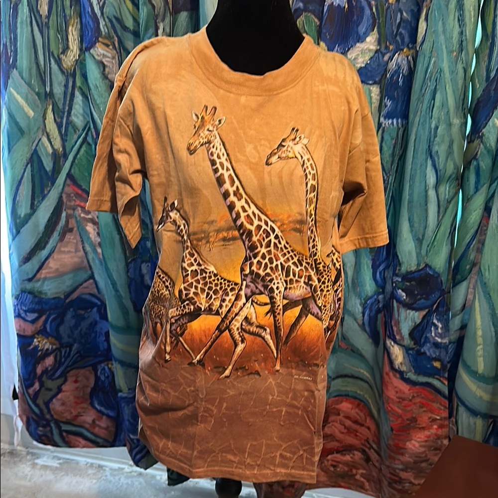 Giraffe Print Women's Short Sleeve Tee - Brown